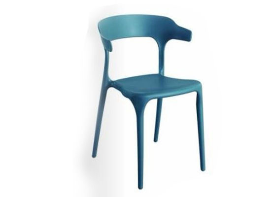 Sedie pranzanti all'aperto di plastica moderne accatastabili del classico blu